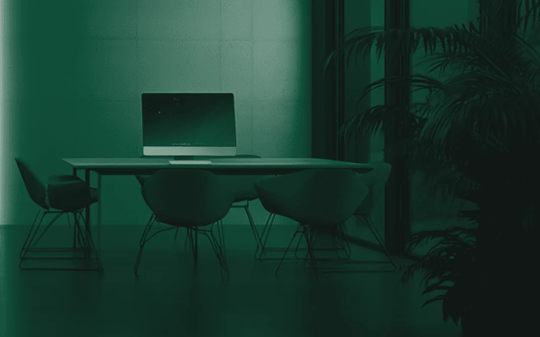 Sala de reunião vazia, com mesa e cadeiras